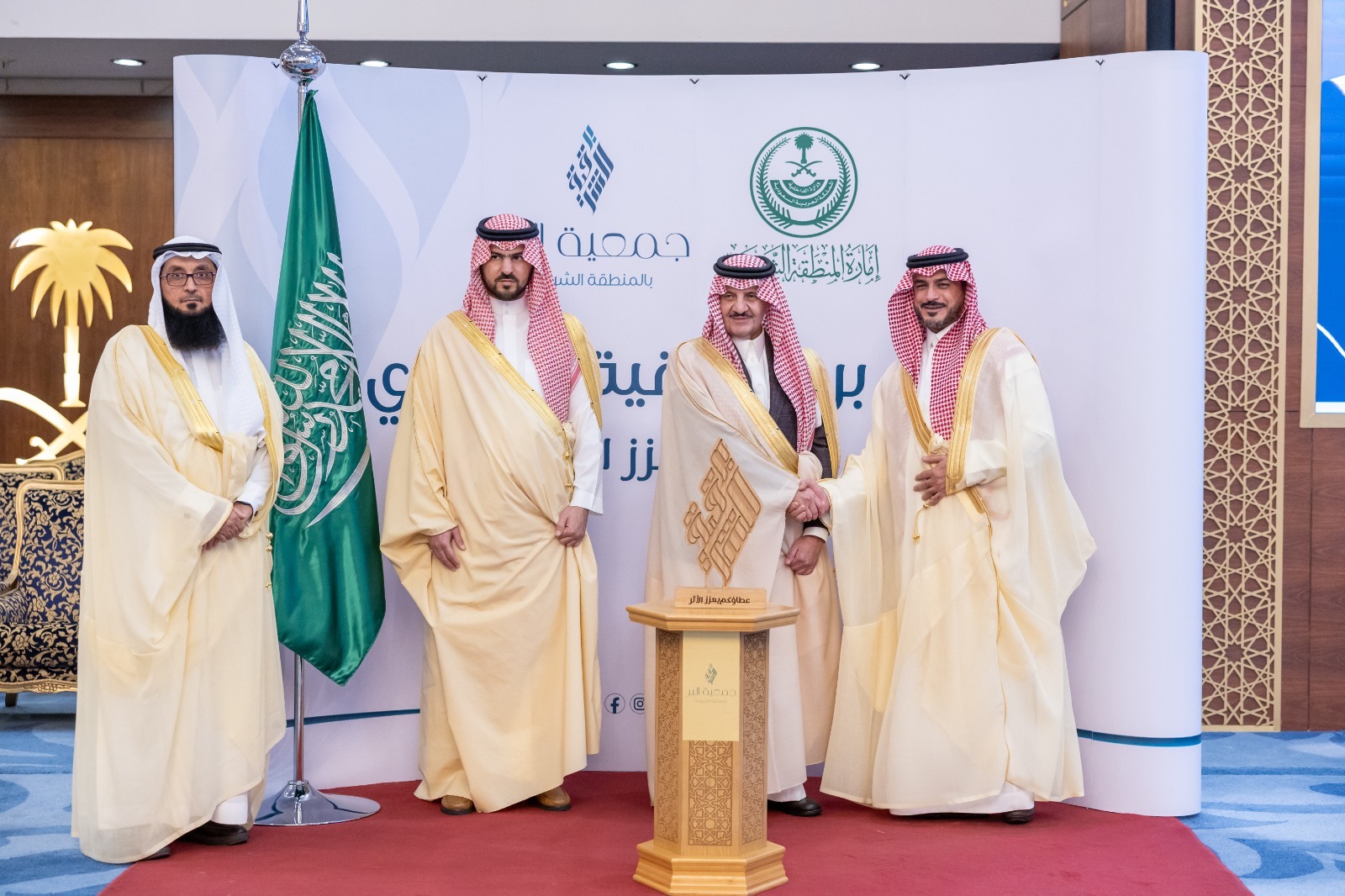 أمير المنطقة الشرقية يكرّم مؤسسة متعب بن عبدالعزيز الأهلية