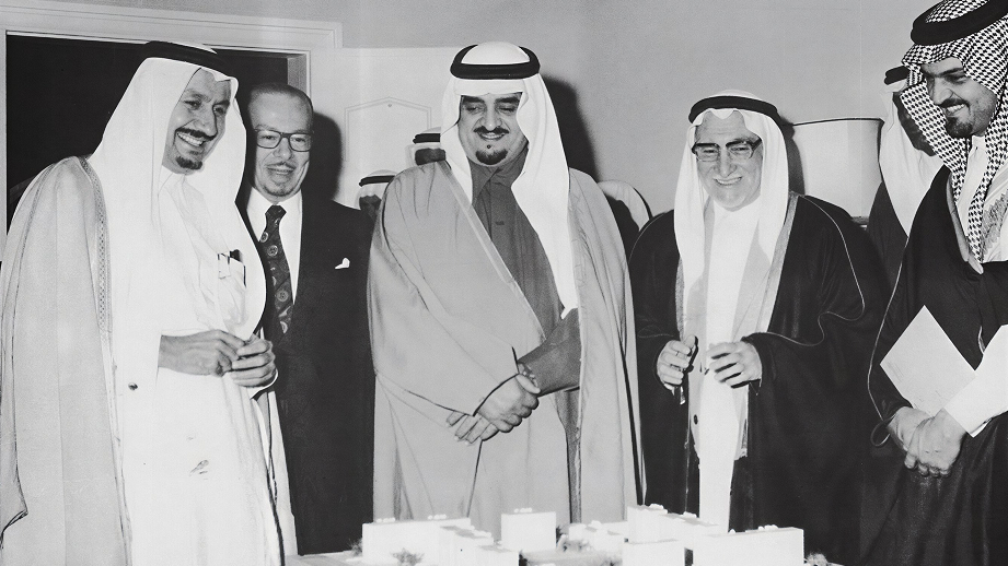 الأمير متعب بن عبد العزيز مع ضيوف في مناسبة رسمية