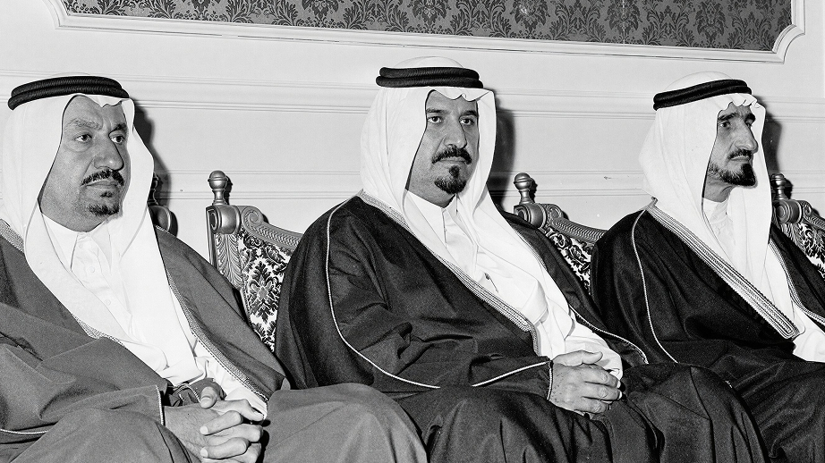 الأمير متعب بن عبد العزيز مع أفراد من الأسرة المالكة